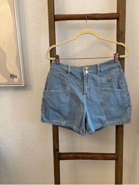 Universal Thread Light Blue
Pinstripe High-Rise Jean
Shorts Size 6